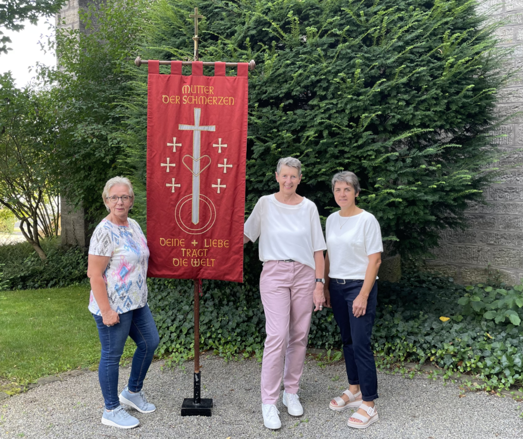 Bild des Vorstandes der kfd Ottenhausen 2023 anlässlich des 100 jährigen Jubiläums